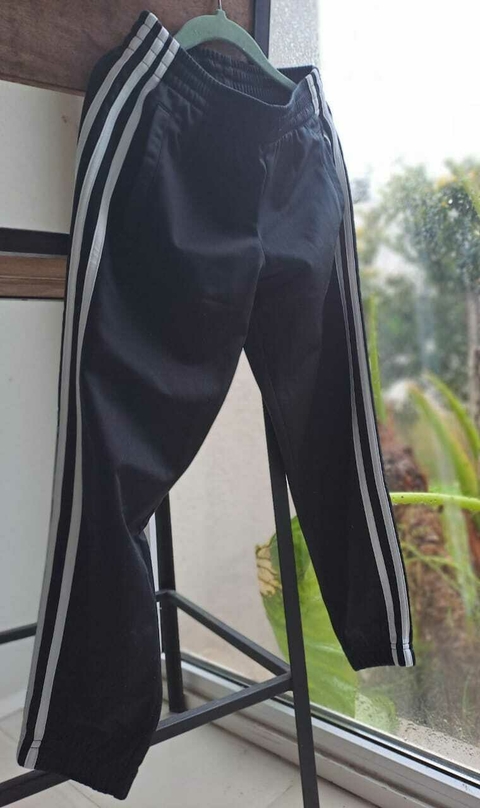 OUTLET -Pantalón deportivo negro c rayas blancas - ADIDAS - Talle 7 años