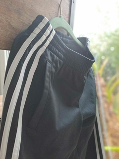 OUTLET -Pantalón deportivo negro c rayas blancas - ADIDAS - Talle 7 años en internet
