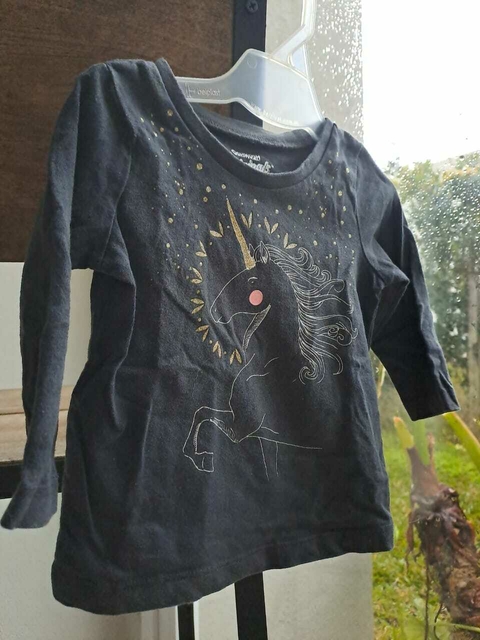 9M | Remera ML gris oscuro c unicornio en bco y dorado - OSHKOSH - Talle 9 meses