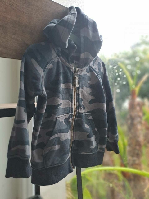 Buzo camuflado con capucha. CARTERS. 2 años.