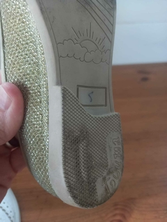 Zapatos tipo chatitas dorados con moño. Talle 25. en internet