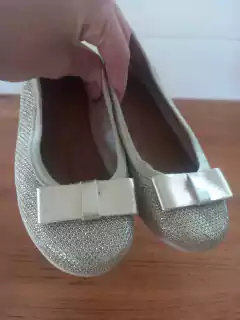 Zapatos tipo chatitas dorados con moño. Talle 25. - comprar online