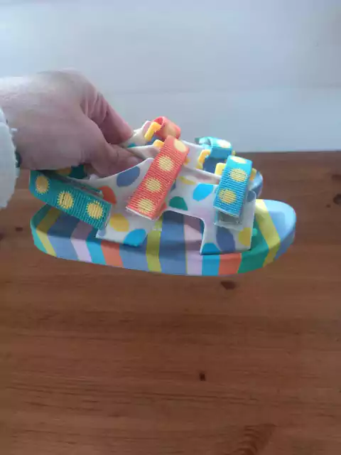 Sandalias con abrojo multicolor. MELISSA. Talle 26.