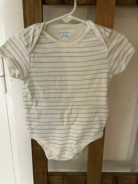 Body blanco con rayas grises. PRIMARK. 12 meses.