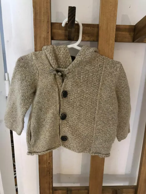 Outlet- Tapadito de lana con capucha. ZARA. 9 meses.