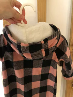 Enterito a cuadros rosa y negro de polar con capucha- CARTERS. 9 meses- en internet