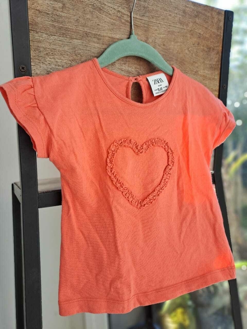 Remera naranja MC c aplique de corazon -ZARA- Talle 18a24 meses