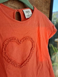 Remera naranja MC c aplique de corazon -ZARA- Talle 18a24 meses - comprar online