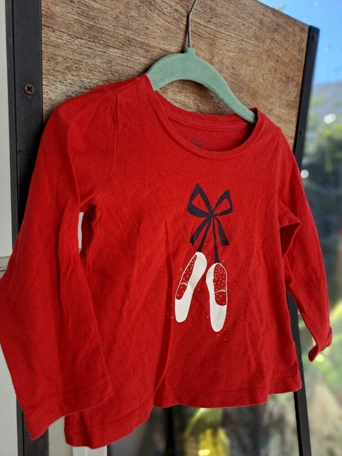 Remera ML roja c moño azul y balerinas- GAP- Talle 18a24 meses