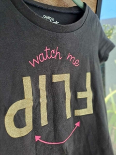 Remera MC gris oscura, c letras doradas - OSHKOSH - Talle 2 años en internet