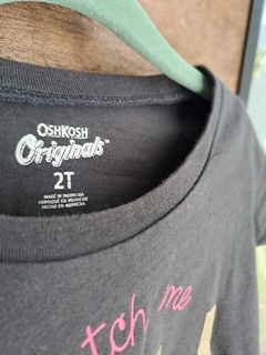 Remera MC gris oscura, c letras doradas - OSHKOSH - Talle 2 años - comprar online