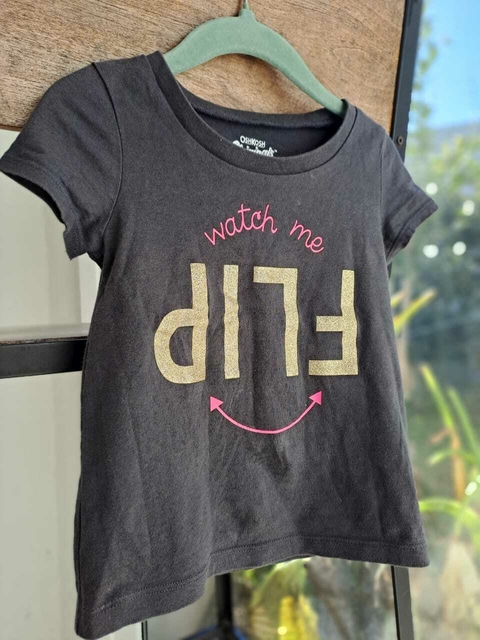 Remera MC gris oscura, c letras doradas - OSHKOSH - Talle 2 años