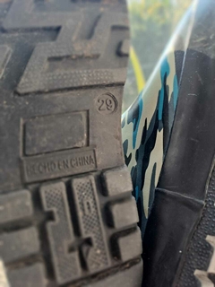Botas de goma camufladas azul y amarillo c corderito interno - Talle 29 en internet