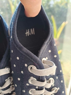 Zapatillas azules c lunares blancos - H&M - Talle 27 - comprar online
