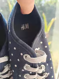 Zapatillas azules c lunares blancos - H&M - Talle 27 - comprar online