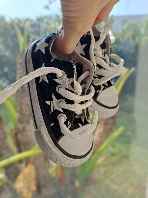 Zapatillas negra y blanca c estrellas -CONVERSE- Talle 20