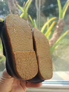 Botitas de cuero negras c suela de goma y cierres laterales - DIEZ INDIECITOS - Talle 20 - tienda online