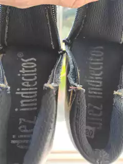 Botitas de cuero negras c suela de goma y cierres laterales - DIEZ INDIECITOS - Talle 20 en internet