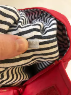 Campera impermeable roja forrada adentro. 3 años. - Lo Canto • Moda Circular