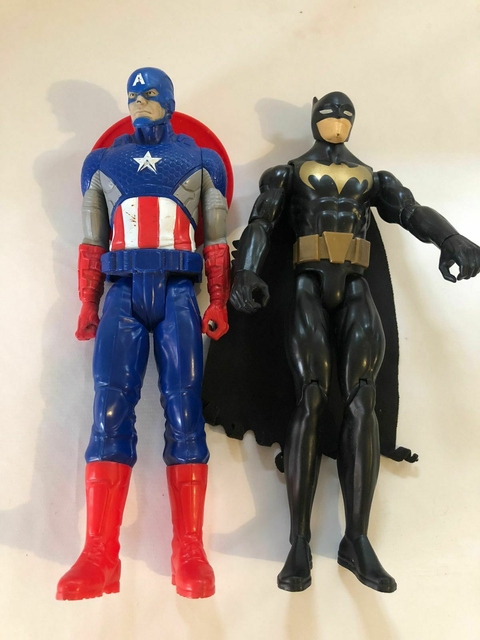 JUGUETE- Dos muñecos Capitán América y Batman.