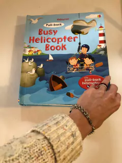 Libro- Busy helicopter book. El libro tiene páginas gruesas y un heliptero para jugar y hacer los recorridos. - Lo Canto • Moda Circular