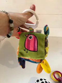 JUGUETE- Libélula de tela y cubo sensorial para bebe. Lamaze. - Lo Canto • Moda Circular