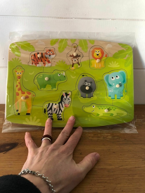 JUGUETE. Juego de madera para encastrar animales.