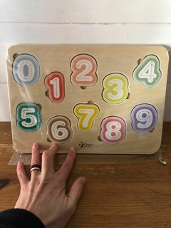 JUGUETE- Tabla de madera con números para encastrar. en internet