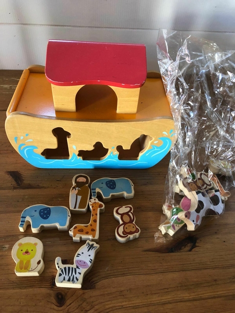 JUGUETE- Barco de madera con animales de madera para encastrar. El Arca de Noe.