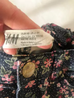 Outlet- Pantalón con flores. HYM. 2/3 años. Con elástico regulable. Desgaste de la estampa, no de la tela. en internet