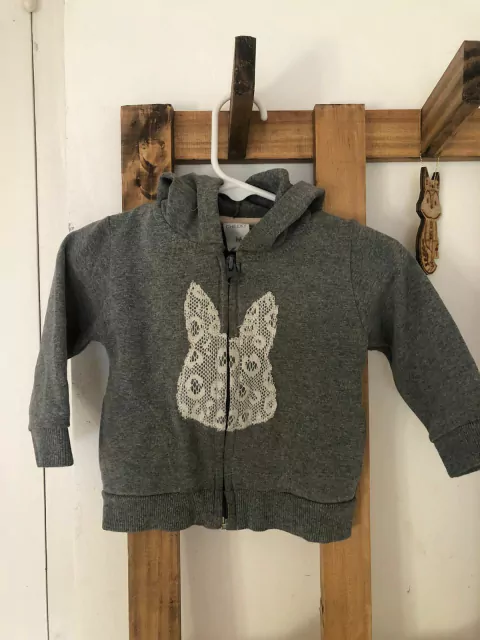 Buzo gris con capucha y conejo blanco. CHEEKY. 6/9 meses,.