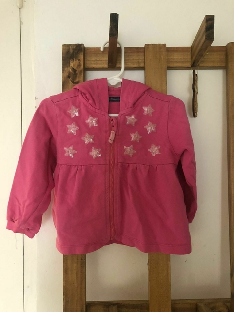 Buzo rosa con capucha y estrellas en el frente, con cierre. MIMO. 18 meses.