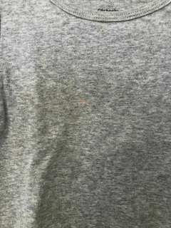 Remera gris con volado. CARTERS. 24 meses. Manchita mini. Algodón super suave. en internet