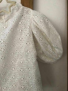 2A | Blusa con mangas acampanadas blanca. WAW. Talle 2 años. en internet