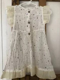 Vestido bkanco con estrellitas y volados beige con botones de madera atrás. MERENGUITOS. 12 meses. en internet