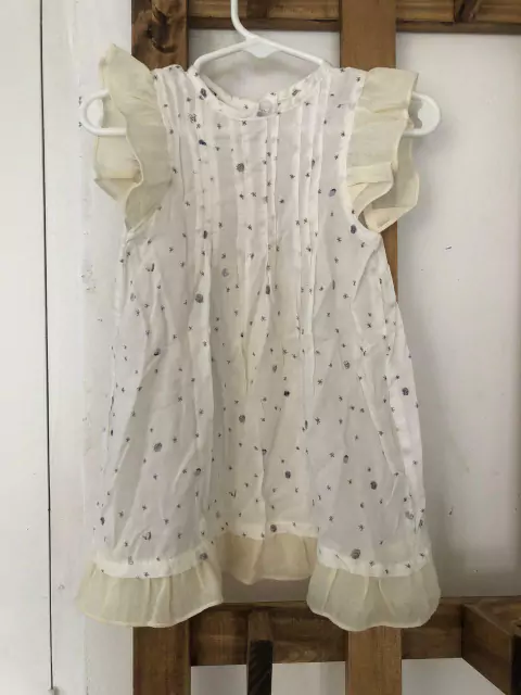 Vestido bkanco con estrellitas y volados beige con botones de madera atrás. MERENGUITOS. 12 meses.