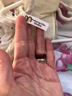 Vestido bkanco con estrellitas y volados beige con botones de madera atrás. MERENGUITOS. 12 meses. - comprar online