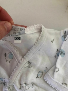 Batita blanca con pajaritos celeste. Recién Nacido- en internet