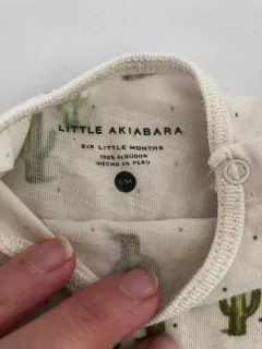 Remera beige con cactus. AKIABARA. 6 meses. Akiabara tiene talles chicos. en internet