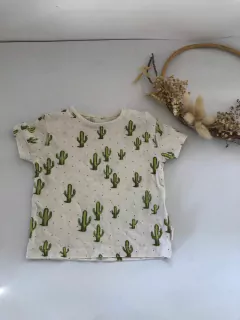 Remera beige con cactus. AKIABARA. 6 meses. Akiabara tiene talles chicos. - comprar online