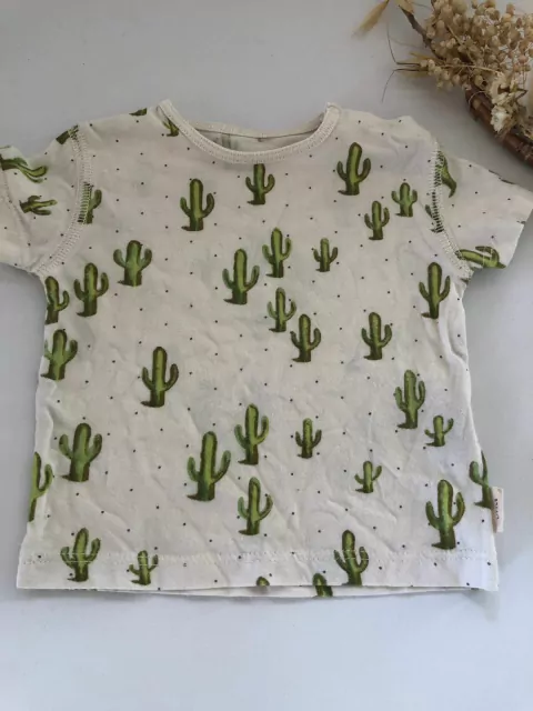 Remera beige con cactus. AKIABARA. 6 meses. Akiabara tiene talles chicos.
