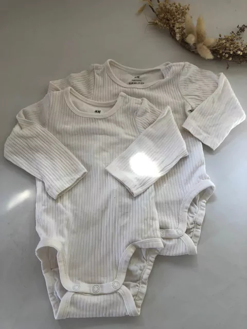 SET- Dos bodys ML blancos. HYM. 3 meses.