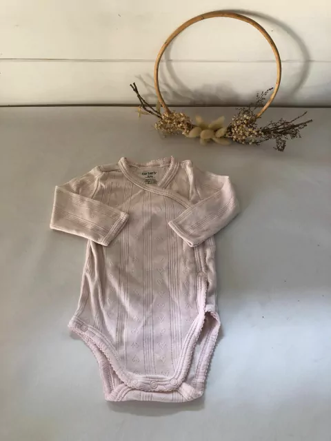 Body rosa pálido cruzado. CARTERS. 3 MESES.