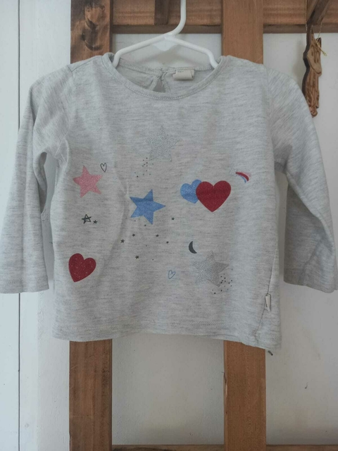 Remera gris con corazones y estrellas con brillo. CHEEKY. 12/18 meses.