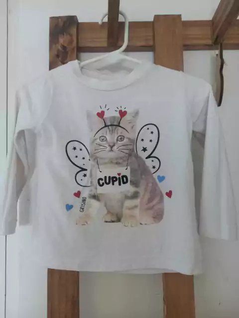 Remera blanca ML con gatito. GRISINO. 18/24 meses.