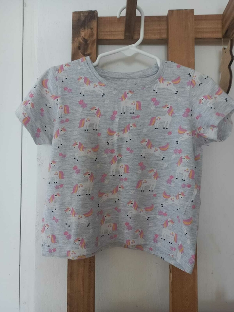 Remera MC gris con unicornios. PRIMARK. 2/3 años.