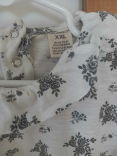 Remera ML blanca con flores grises y cuellito. CHEEKY. 18 meses. - comprar online