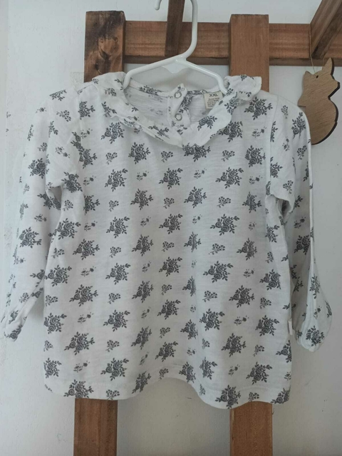 Remera ML blanca con flores grises y cuellito. CHEEKY. 18 meses.