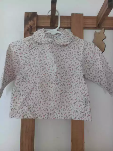 6M | Outlet- Camisa con cuellito con flores. Manchita.