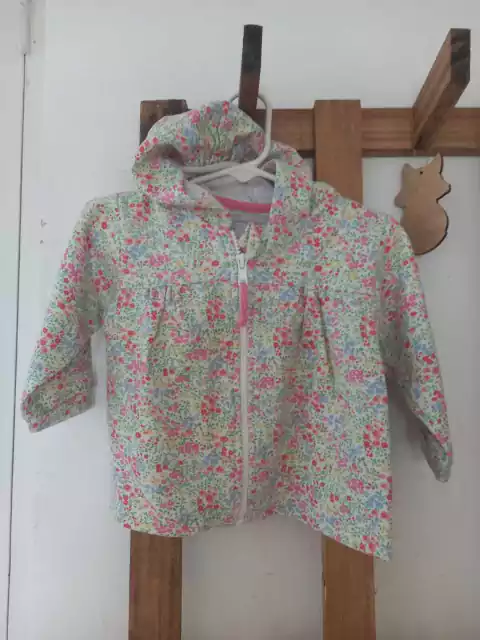 Buzo con flores, capucha y cierre. MIMO. 12 meses.